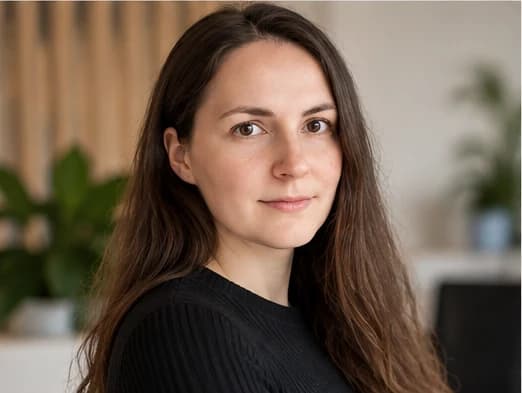 Hanna Railė juodu megztiniu