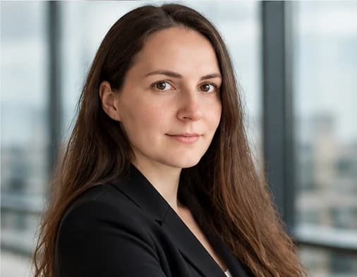 Hanna Railė, Google Ads specialistė, juodu švarku prie lango