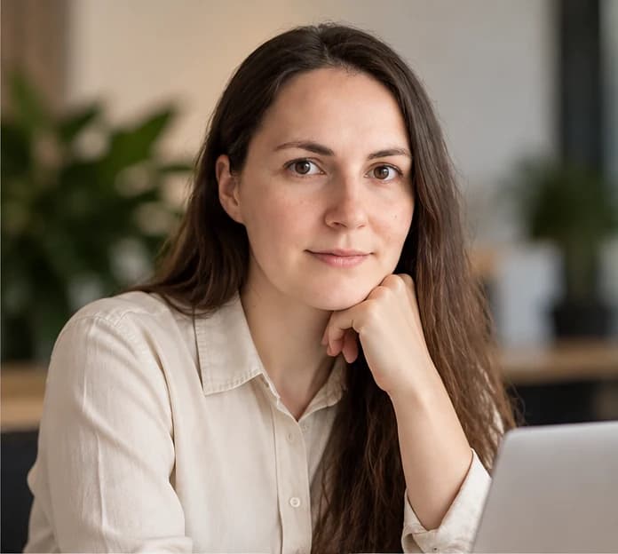 Hanna Railė dirba prie kompiuterio